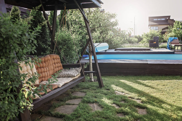 Jardín verde fuera de la casa de vacaciones moderna, la creación de un hogar a
 - Foto, Imagen