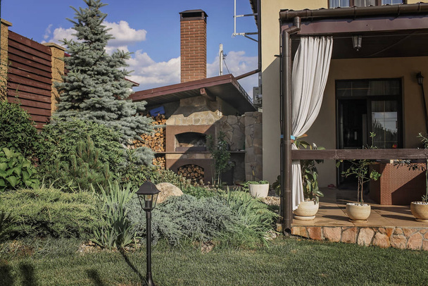 Giardino verde al di fuori della casa vacanza moderna, creare una casa a
 - Foto, immagini