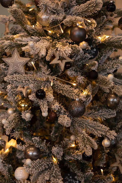 Primo piano di bellissimo albero di Natale con decorazioni
. - Foto, immagini