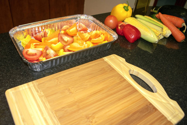 Mélange de légumes frais dans un récipient en aluminium, préparé pour être cuit. Aliments biologiques végétariens sains. Processus de cuisson
. - Photo, image