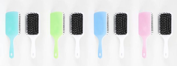 Bella alla moda Big set di spazzole per capelli in plastica di colore diverso isolato su sfondo bianco vista anteriore e posteriore
 - Foto, immagini