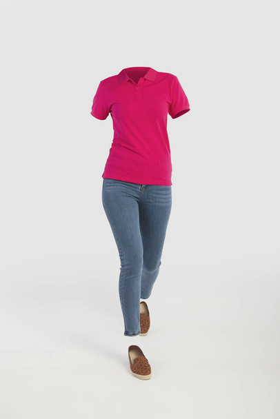 Prázdné oblečení neviditelné sexy Žena na sobě růžové polo shirt a těsné džíny s boty pózování přední zobrazení - Fotografie, Obrázek