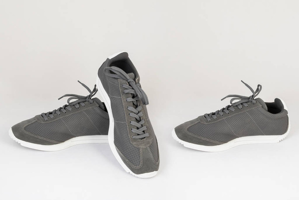 šedé tenisky boty izolované na bílém pozadí straně a přední pohled - Fotografie, Obrázek