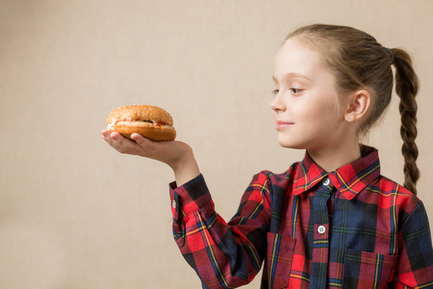 Kleines Mädchen isst Burger, folgt Fastfood - Bild - Foto, Bild