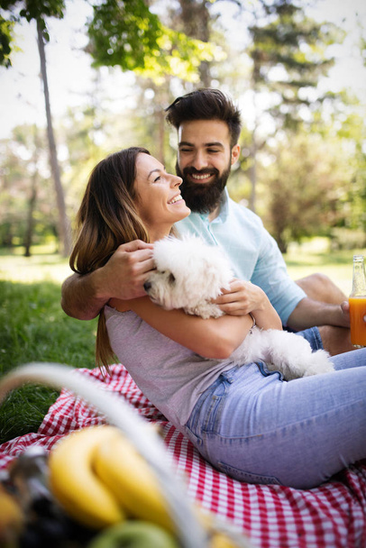 ライフスタイル、犬と公園でピクニックで休む幸せな家族 - 写真・画像