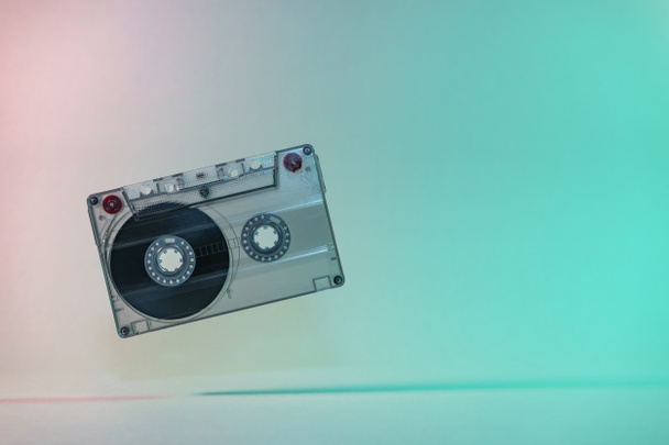 Prachtige audio cassette tape in neon licht.Minimalisme retro stijl concept. 80-er jaren. Achtergrondpatroon voor ontwerp. - Foto, afbeelding