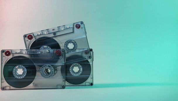 Close up Mooie audio cassette tape in neon licht.Minimalisme retro stijl concept. 80-er jaren. Achtergrondpatroon voor ontwerp. - Foto, afbeelding