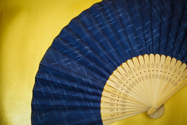 Вентилятор на золотом фоне
 - Фото, изображение