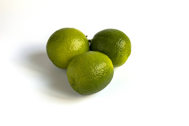 Limón aislado. Conjunto de frutas cítricas de limón verde entero
 - Foto, Imagen