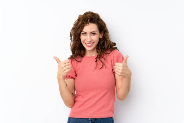 Jonge mooie vrouw over geïsoleerde achtergrond met duimen omhoog gebaar en glimlachen - Foto, afbeelding