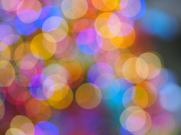 bokeh van schieten tafeltennis lichten kleurrijke verlichting, blauw rood groen oranje zwart wit gele kleur wazig van achtergrond, Vrolijk kerstfeest - Foto, afbeelding