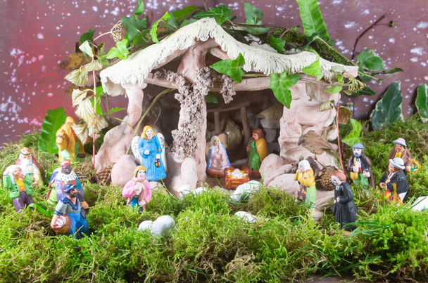 Scène de la Nativité avec des figures provençales de crèche de Noël
 - Photo, image