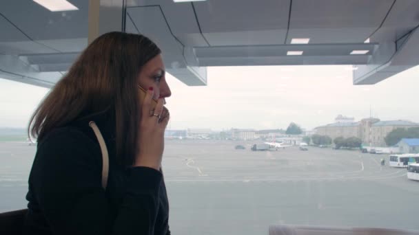 Chica hablar por teléfono en el aeropuerto
 - Metraje, vídeo