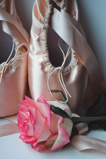Ballet pointe shoes and pink rose - Foto, imagen
