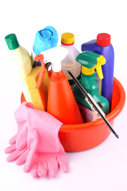 Reinigungs-Set mit verschiedenen Haushaltsprodukten in Kunststoffschale Nahaufnahme auf weißem Hintergrund  - Foto, Bild