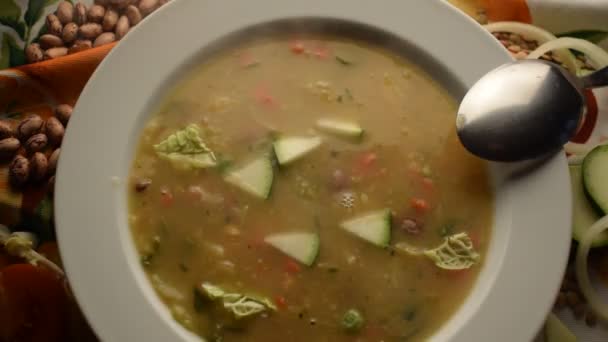 Sopa caliente con verduras en el plato
 - Imágenes, Vídeo