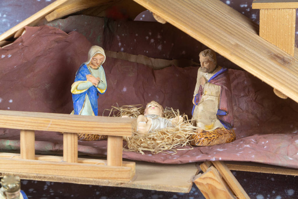 プロヴァンスのクリスマスのまぐさ桶の図とキリスト降誕のシーン - 写真・画像