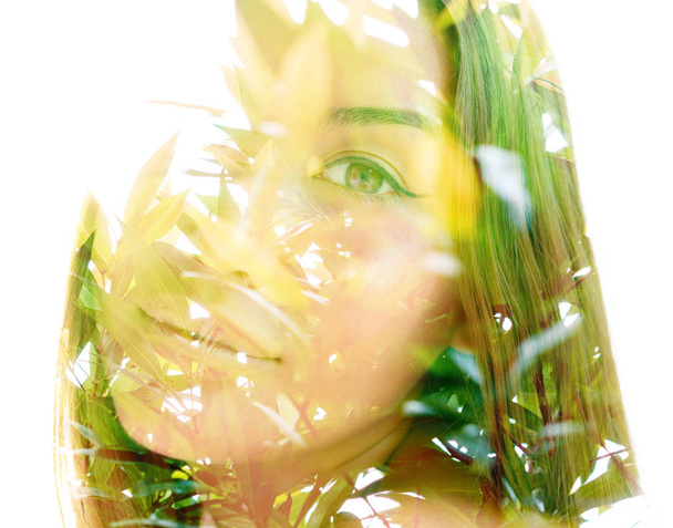 Doppelbelichtung Nahaufnahme Porträt einer jungen hübschen Frau mit hellen Blättern eines lebendigen tropischen Baumes verwoben - Foto, Bild