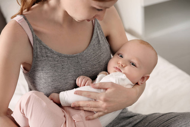 Giovane donna con il suo piccolo bambino a riposo dopo l'allattamento al seno su
 - Foto, immagini