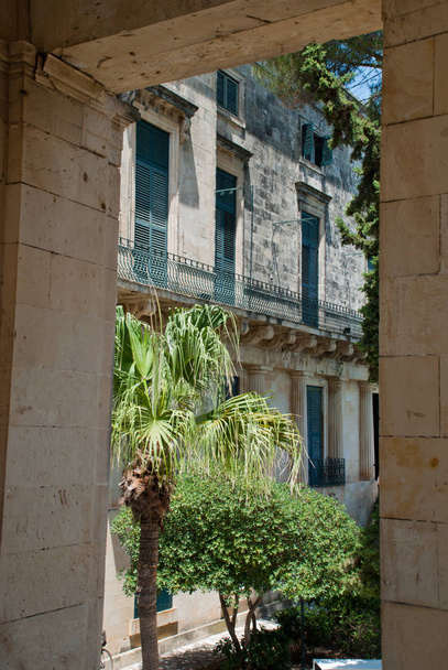 Korfu, Görögország: A nép kertje a Szent Mihály és Szent György palotában - Fotó, kép