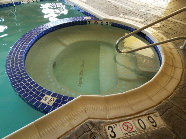 Schwimmbad mit Whirlpool und Geländer - Foto, Bild