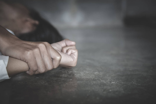 Mann hält Frau die Hände wegen Vergewaltigung und sexuellen Missbrauchs - Foto, Bild