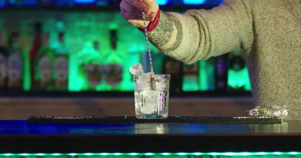 De barman maakt cocktails aan de bar in slow motion.. - Video