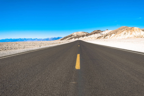Cesta na pozadí hor v údolí smrti - Fotografie, Obrázek