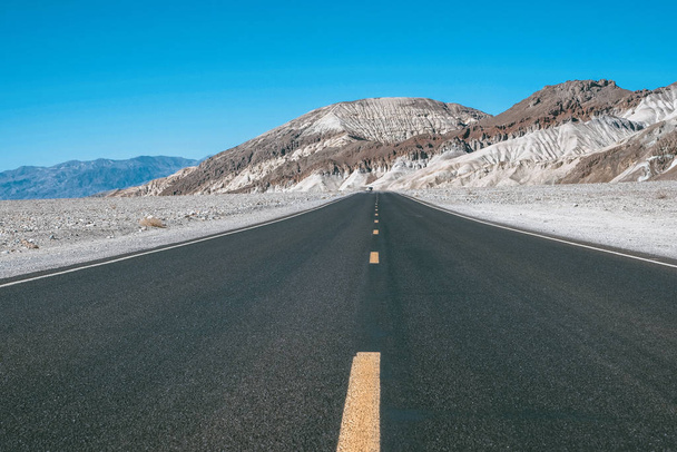 Δρόμος με φόντο τα βουνά στην κοιλάδα του θανάτου - Φωτογραφία, εικόνα