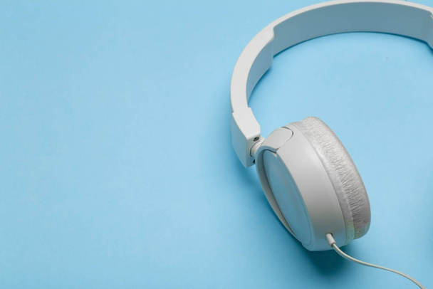 Musical headphones on a colored blue background. Aesthetics retr - Fotografie, Obrázek