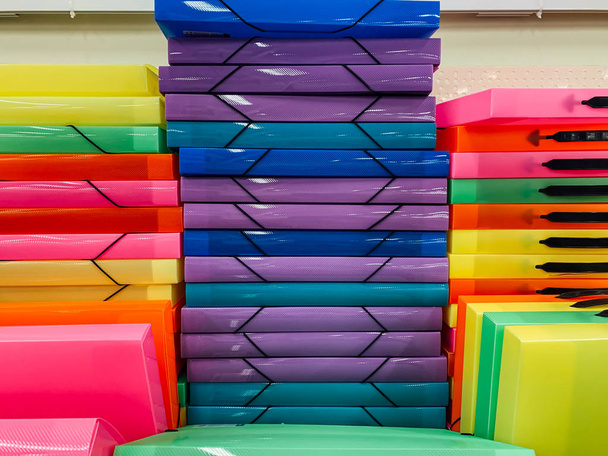 lotes de pastas de papel multicoloridas no escritório - Foto, Imagem