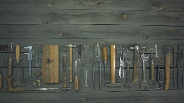 Domácí nářadí. Na stole jsou různé kovové a tesařské nástroje pro zpracování dřeva a kovu.Kamera se pohybuje zleva doprava. - Záběry, video