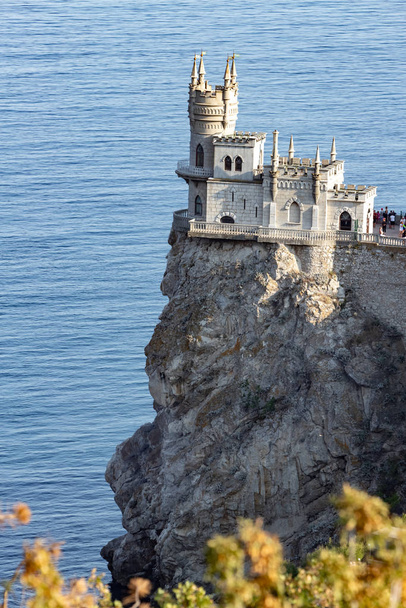 castillo de la golondrina Nido en una roca en un día soleado. Crimea.Yalta
 - Foto, Imagen