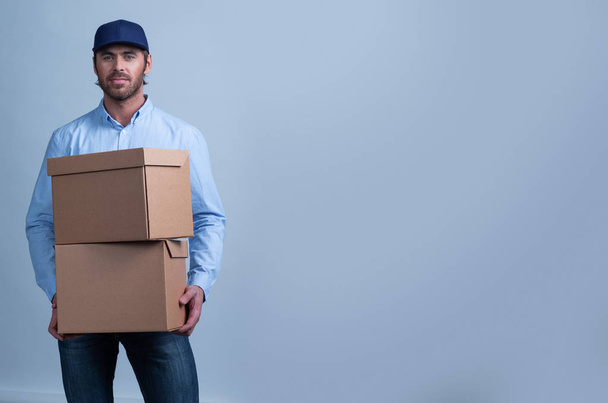 Delivery man with boxes - Φωτογραφία, εικόνα