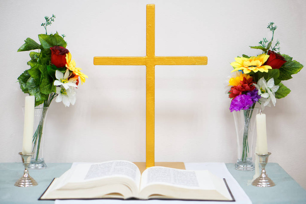 Mesa para una biblia en una iglesia católica rústica. Velas y artefactos
 - Foto, imagen