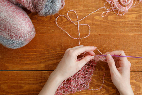 Postava žena pletení šála s růžovým vláknem - Fotografie, Obrázek