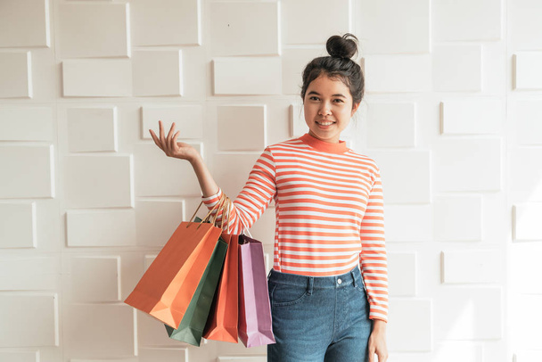 Asian woman holding shopping bags - Foto, Imagen