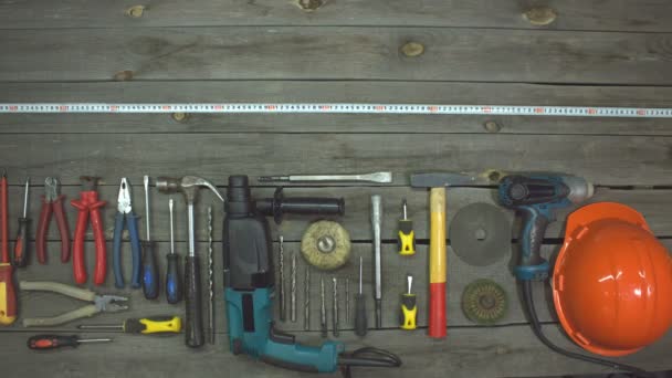 Μια ποικιλία από ηλεκτρικά και εργαλεία χειρός. Αργή κίνηση. Στο τραπέζι υπάρχουν εργαλεία για διάφορους τύπους εργασιών κατασκευής και επισκευής σε ξύλο, μέταλλο, σκυρόδεμα, πλαστικό και άλλα υλικά. - Πλάνα, βίντεο