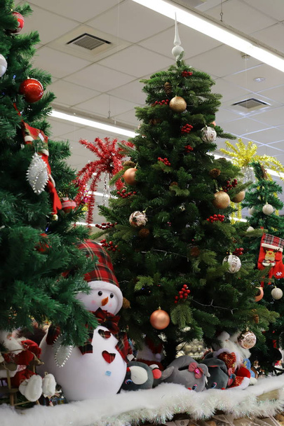 Yeşil Noel ağaçları, Noel hediyeleri ve oyuncakları İsrail 'de Hayfa sokaklarında satılıyor.  - Fotoğraf, Görsel