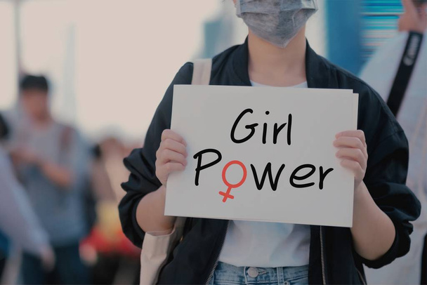 Азиатские женщины держат в руках белой бумаги и текст женской власти на бумаге, движение феминизма
  - Фото, изображение