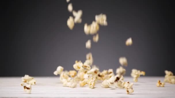Popcorn on the table - Materiał filmowy, wideo