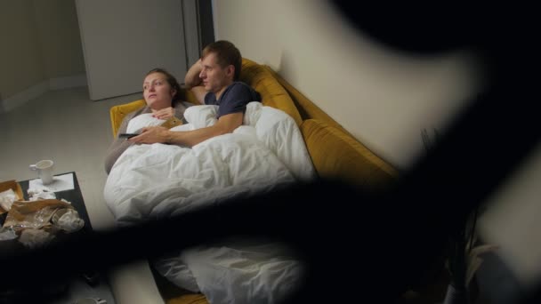 Jovem entediado casal assistindo TV
 - Filmagem, Vídeo