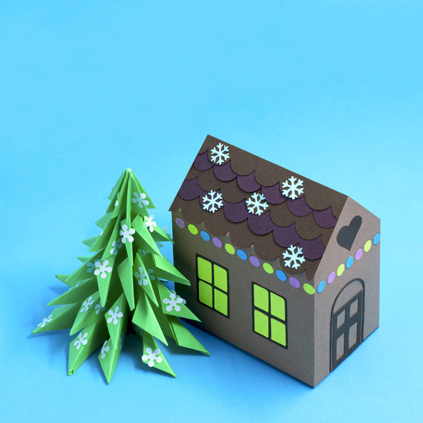 Casa de gengibre de papel e árvore de Natal
  - Foto, Imagem