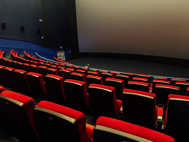 lugares vazios em um cinema de tela grande sem pessoas - Foto, Imagem