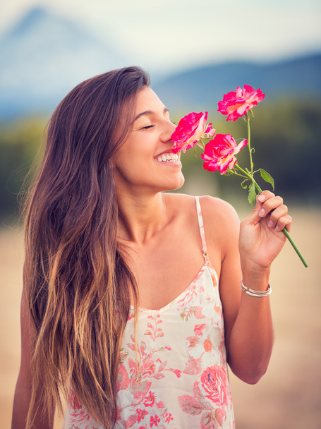 Kobieta, pachnące kwiaty w przyrodzie - Zdjęcie, obraz