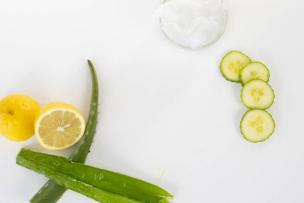 Taze aloe vera ballı avokado limonu ve hindistan cevizi yağı cilt bakımı - Fotoğraf, Görsel
