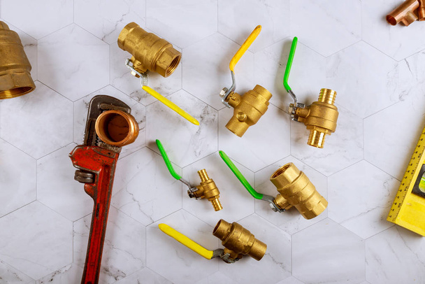 Llave ajustable de reparación en accesorios de latón para tubería de fontanería
 - Foto, Imagen