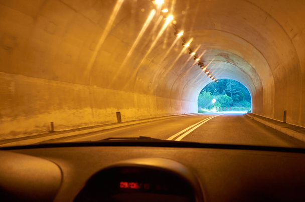 Voiture dans un tunnel
 - Photo, image