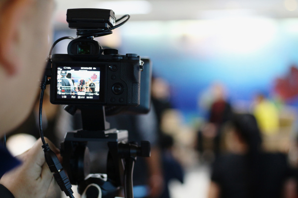 I media registrano video durante la conferenza stampa
.  - Foto, immagini