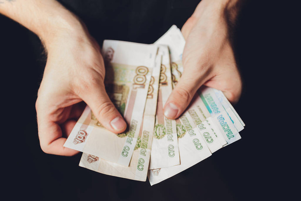 Russische roebels in de handen van een zakenvrouw. - Foto, afbeelding